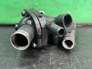 8200065390, 8200065392, 7700114186 Корпус термостата Mitsubishi Space Star 1 Арт 2000000053924, вид 2