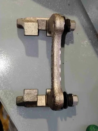  Скоба суппорта   Audi A6 C5 (S6,RS6) Арт A6C5405, вид 3